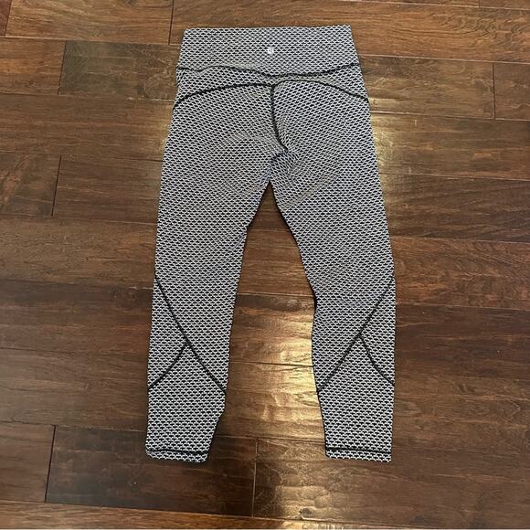 Lululemon In Movement 7/8 Tight Everlux Leggings Black White Print Size 10 - Picture 6 of 12